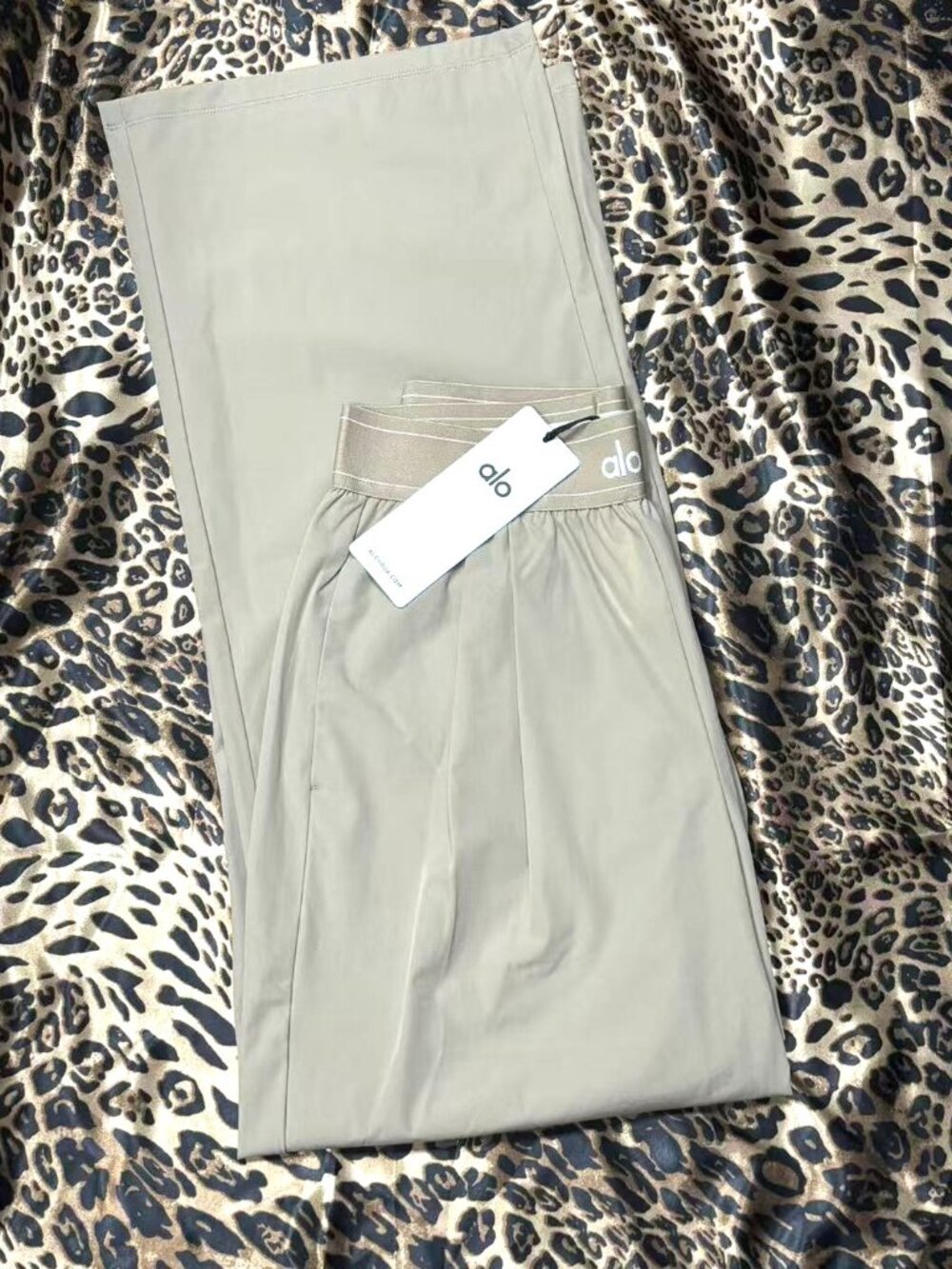Brand new with tags Alo Yoga Suit Up Trouser Gravel Regular Fit✨ - Picture 6 of 10